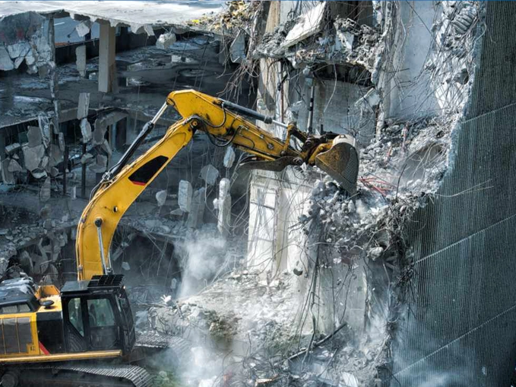 Demolidora em São Paulo realizando demolição de estrutura na capital
