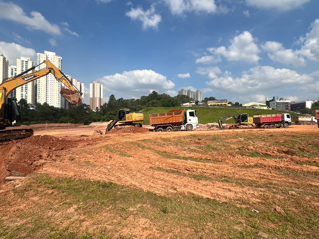 Equipamentos de terraplenagem realizando nivelamento de solo em obra na Grande São Paulo